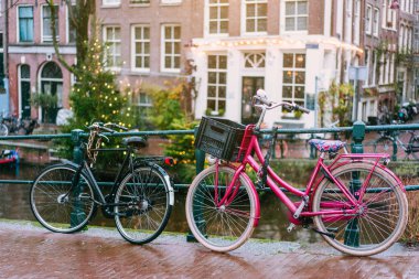 Amsterdam kanalları üzerinde bir köprü astar Bisikletler