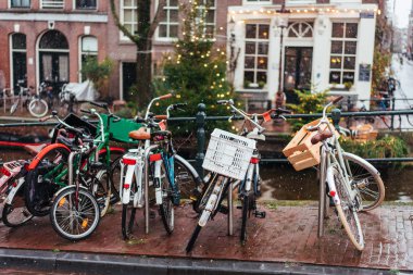 Amsterdam kanalları üzerinde bir köprü astar Bisikletler