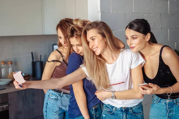 kızlar telefonda selfy al