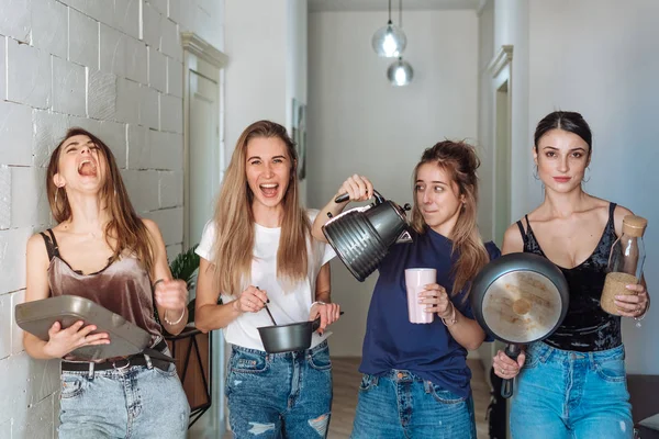 Amigos se divierten juntos — Foto de Stock