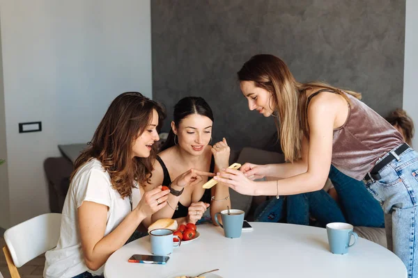 Três mulheres amigas café da manhã na cozinha — Fotografia de Stock