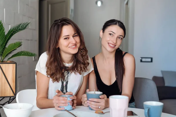 Mutfakta iki kadın arkadaş kahvaltısı. — Stok fotoğraf