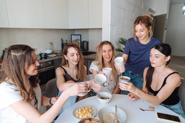 Grupo de mulheres na cozinha — Fotografia de Stock