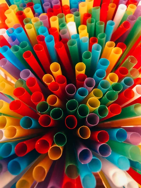 Astratto un colorato di cannucce di plastica — Foto Stock