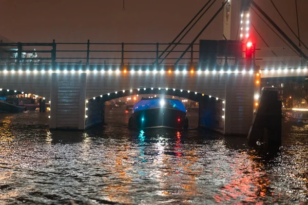 Illumination nocturne des bâtiments et des bateaux dans le canal . — Photo