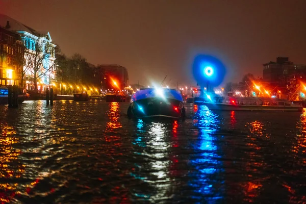 Illumination nocturne des bâtiments et des bateaux dans le canal . — Photo