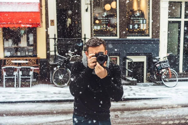 Le jeune homme, un photographe prend des photos — Photo