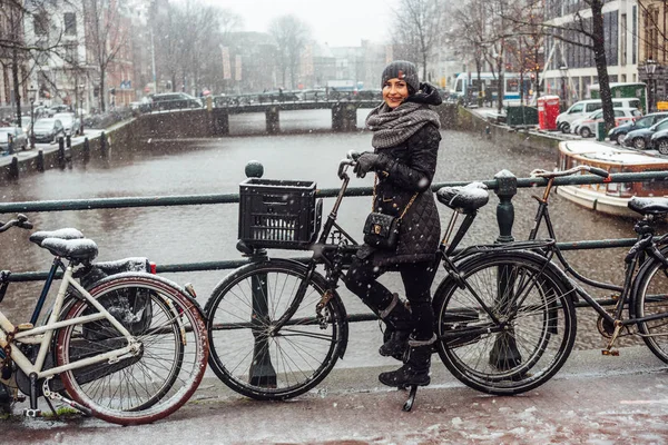 Meisje op een fiets op de brug — Stockfoto