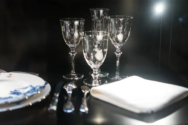 Okulary, widelce, noże, serwetki na ciemnoczarnym stole — Zdjęcie stockowe