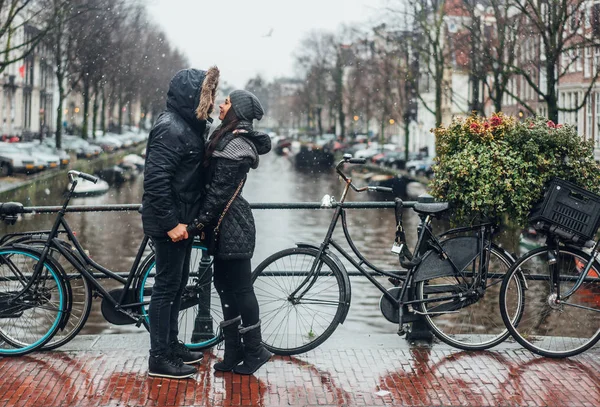 Cara e menina na rua na chuva — Fotografia de Stock