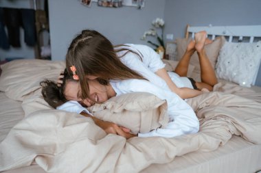 Anne ve küçük şirin kızı eğleniyor musun