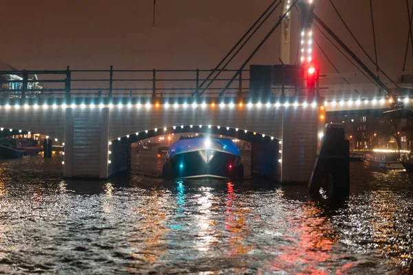 Illumination nocturne des bâtiments et des bateaux dans le canal . — Photo