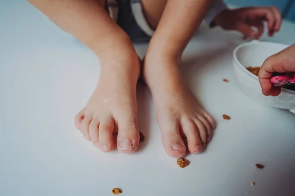 As pernas de uma criança pequena na farinha — Fotografia de Stock