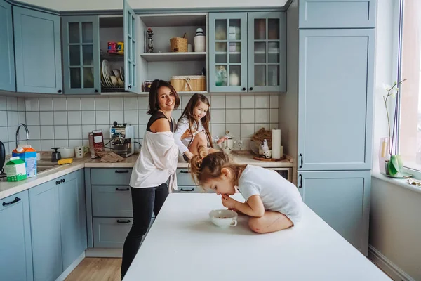 Família feliz se divertindo na cozinha — Fotografia de Stock