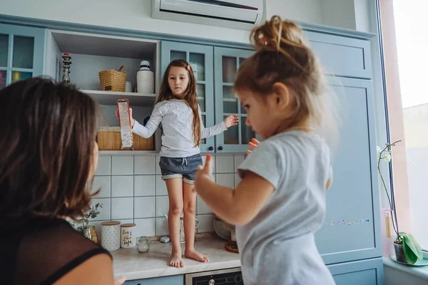 Mutlu aile mutfakta eğleniyor. — Stok fotoğraf