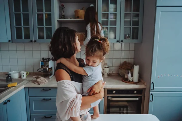 Χαρούμενη οικογένεια που διασκεδάζει στην κουζίνα — Φωτογραφία Αρχείου