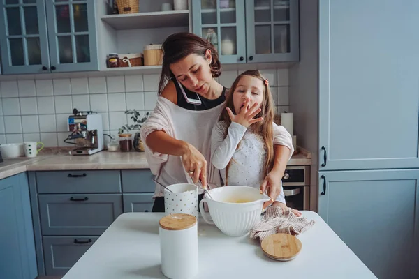 Мама учит свою маленькую дочь готовить еду — стоковое фото