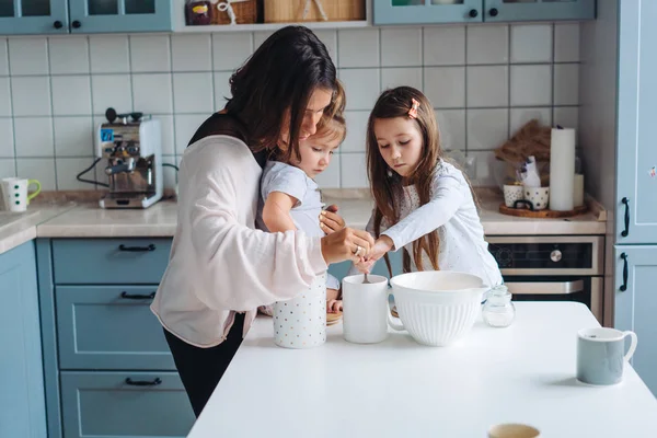 Família feliz cozinhar juntos na cozinha — Fotografia de Stock