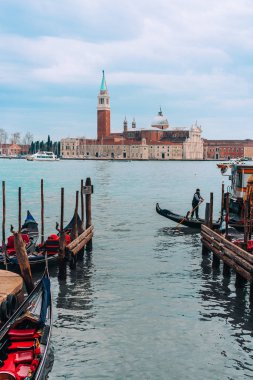 Gondollar Saint Mark Meydanı 'nda demirli.