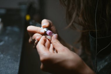 Kız ana metal plaka ev atölye işler