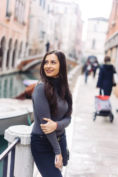 Ritratto di ragazza con vista sul canale . — Foto Stock