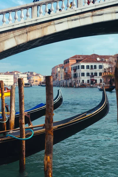Canal vénitien avec maisons anciennes et bateaux — Photo