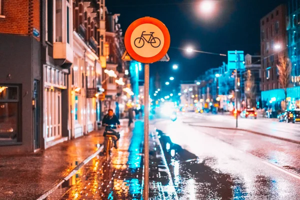 Sinal de faixa de bicicleta em uma rua noturna — Fotografia de Stock