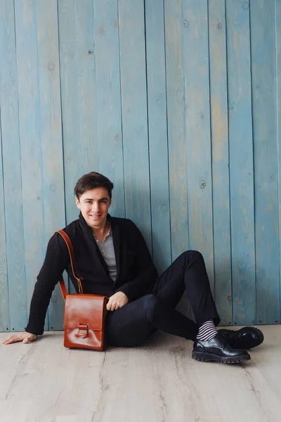 Chico guapo con bolsa de cuero —  Fotos de Stock