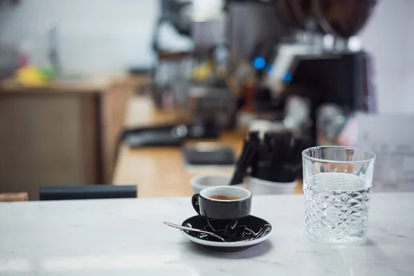 Кофейная кружка и стакан воды на столе — стоковое фото