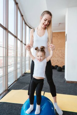 küçük kız ve anne spor salonunda eğleniyor