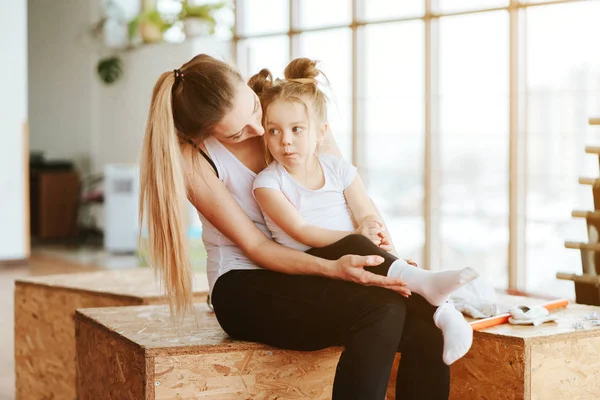 Little girl and mom posing on camera — Stock Photo, Image