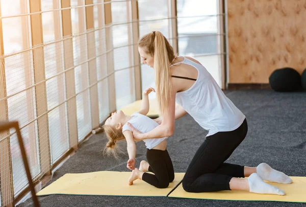 Mamá e hija juntas realizan diferentes ejercicios — Foto de Stock