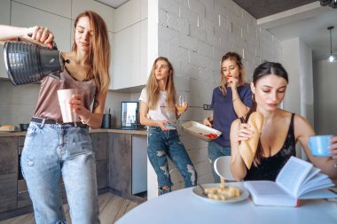 Arkadaşlar mutfakta.