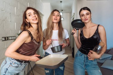 Arkadaşlar birlikte eğlenin.