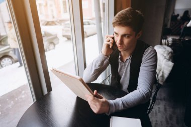 Tablet pc bilgisayar kafe ile genç adam