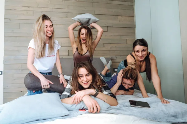 Пять девочек на кровати в спальне — стоковое фото