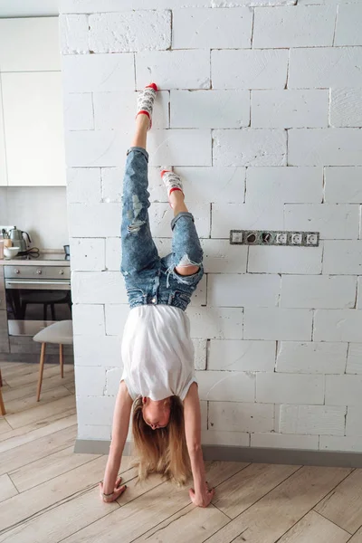 Een vrouw staat op zijn handen ondersteboven — Stockfoto