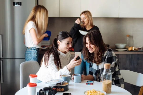 Группа женщин на кухне — стоковое фото
