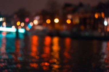 Gece aydınlatma bina ve Kanal tekneleri.