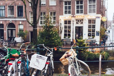 Amsterdam kanalları üzerinde bir köprü astar Bisikletler