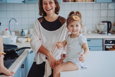 Anne ve küçük kızı birlikte eğleniyorlar.