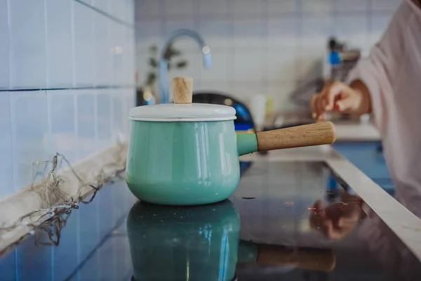 Panela e legumes na cozinha moderna — Fotografia de Stock