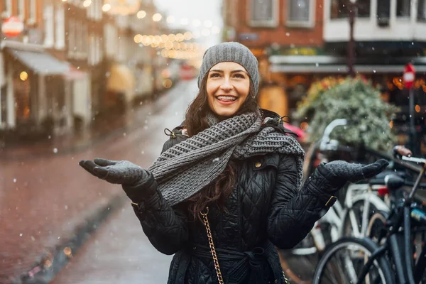 Menina Rua Chuva Posando Câmera — Fotografia de Stock