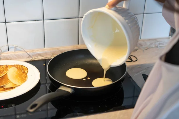 Sweet pancakes are fried in a frying pan. — Stock Photo, Image