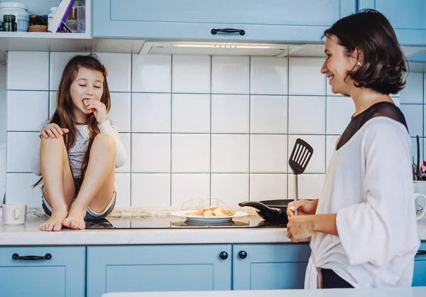 Glad familj kock tillsammans i köket — Stockfoto
