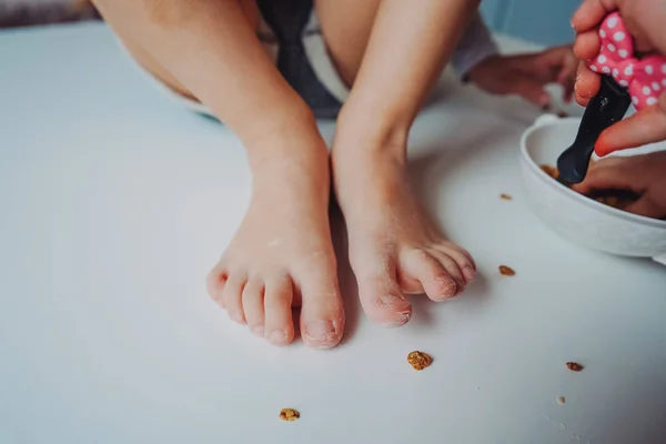 Benen på ett litet barn i mjöl — Stockfoto