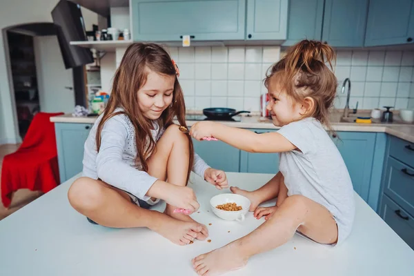 Mutfakta masada oturan iki küçük kız.. — Stok fotoğraf