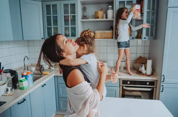Счастливая семья, весело проводящая время на кухне — стоковое фото