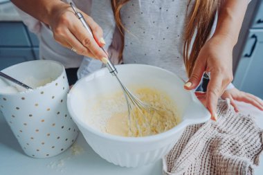 Anne yemek pişirmeye küçük kızı öğretir