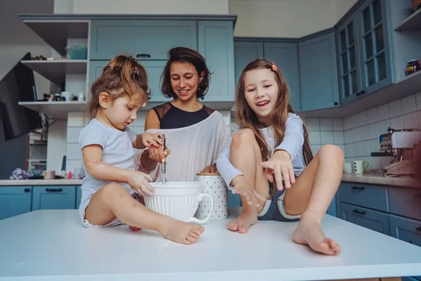 Mutlu aile mutfağında birlikte yemek pişirir. — Stok fotoğraf